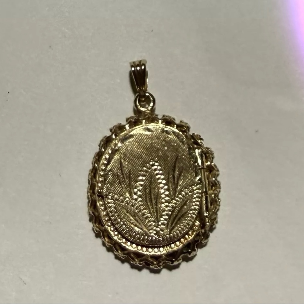14k  Vintage Yellow Gold Etched Oval Locket Compartment Pendant ‘70’s